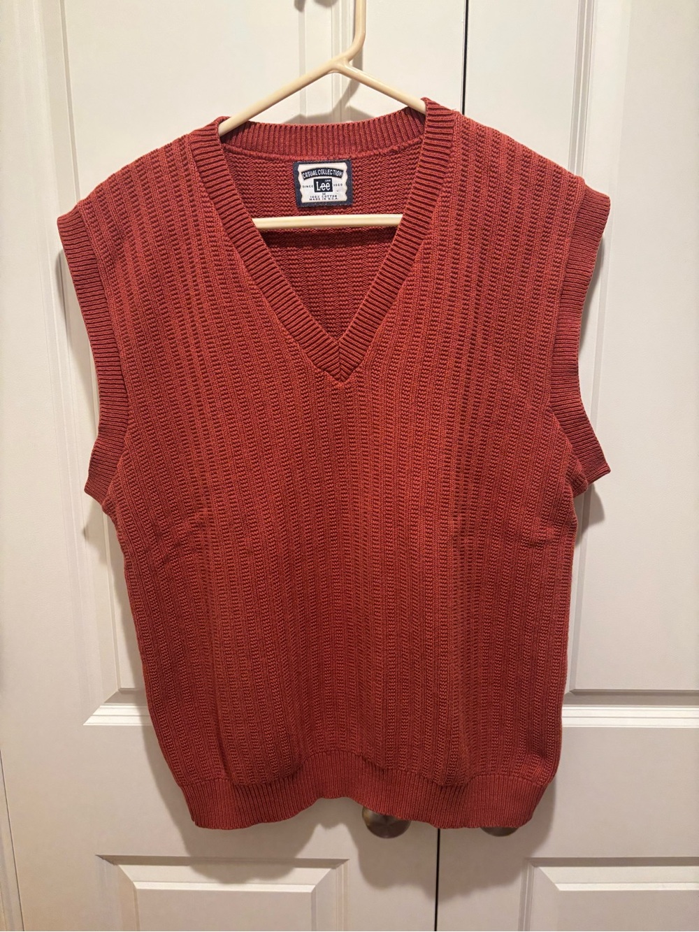 Vintage Lee Men's Orange/Red Cotton Knit V-Neck Sweater Vest Size M USA 1980s